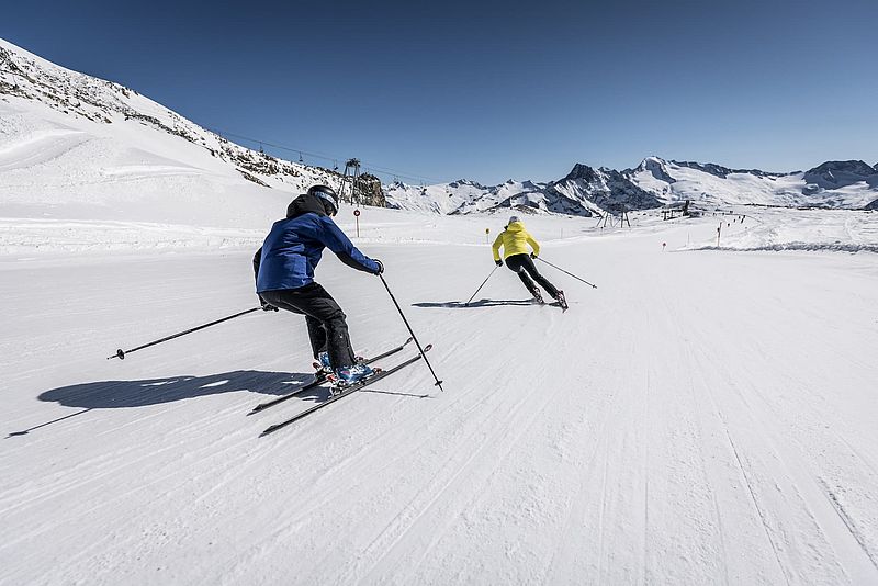 Ein Paar beim Skifahren im Skigebiet Tux-Finkenberg