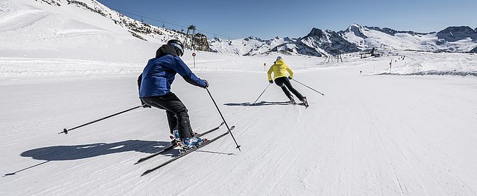 Ein Paar beim Skifahren im Skigebiet Tux-Finkenberg