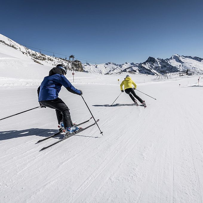 Ein Paar beim Skifahren im Skigebiet Tux-Finkenberg