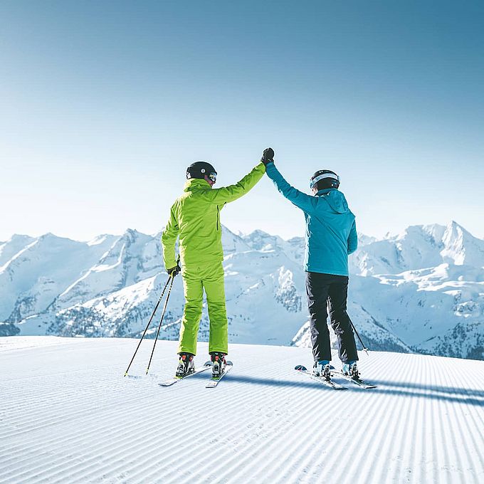 Zwei Skifahrer freuen sich auf die unzähligen Pistenkilometer