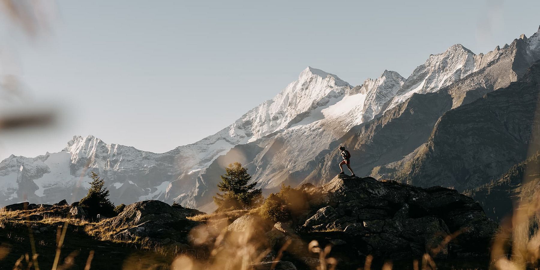 Wanderer auf einer Wandertour während des Herbsturlaubs im Tiroler Zillertal